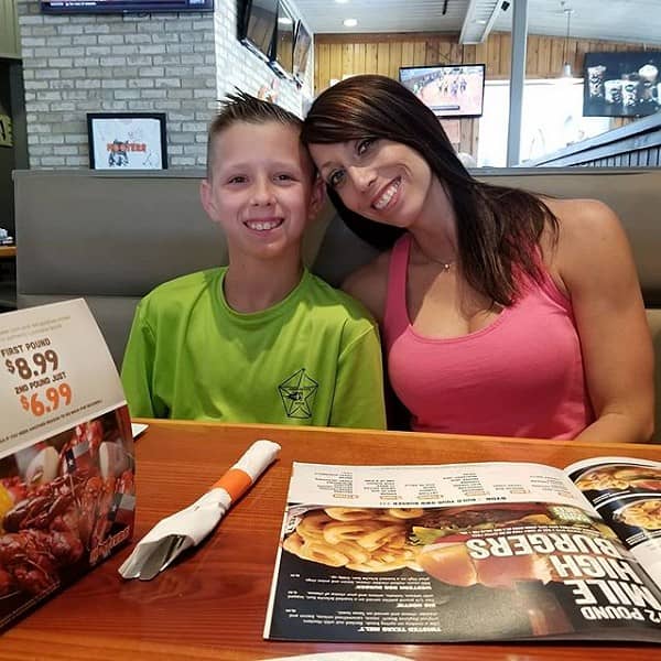 Moms Eat Free at Hooters this Mother’s Day